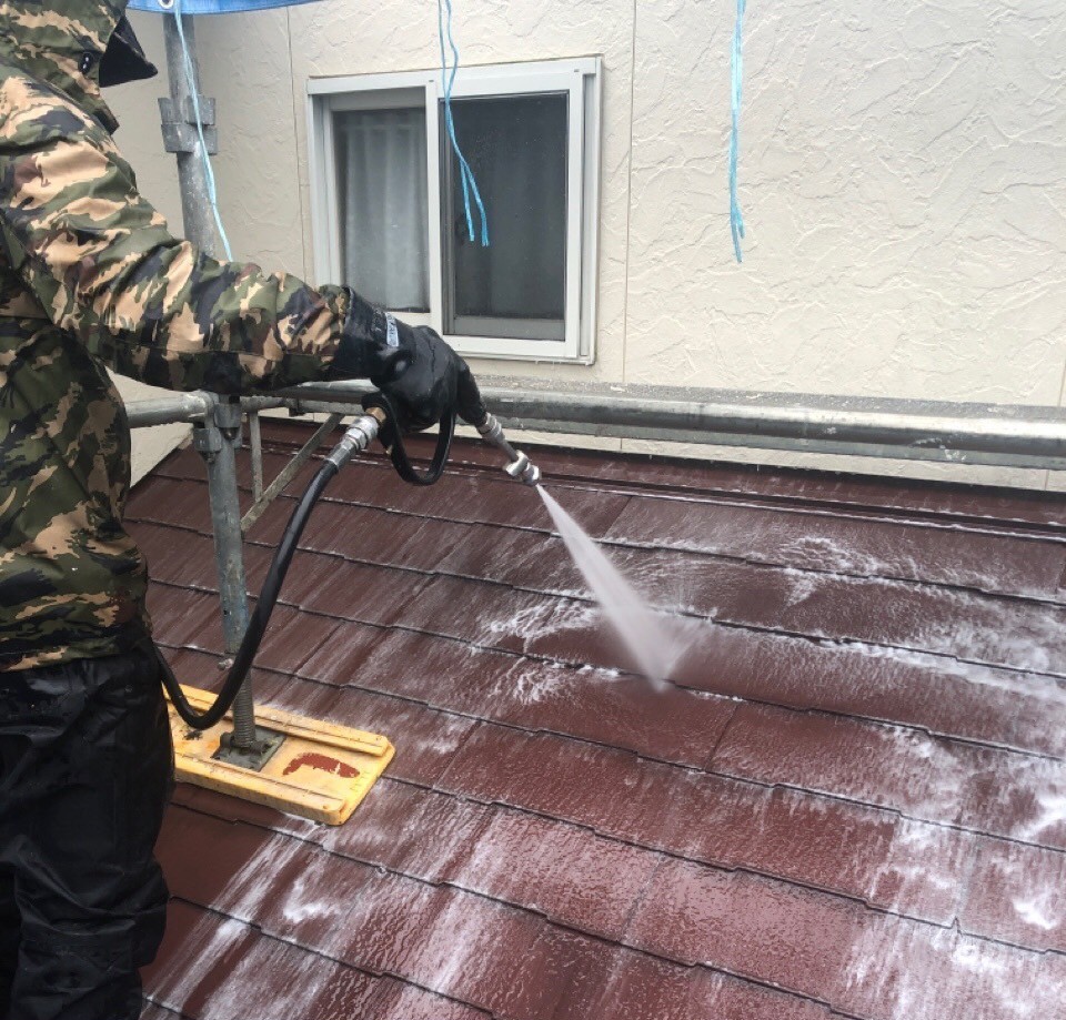 屋根のバイオ高圧洗浄中の写真