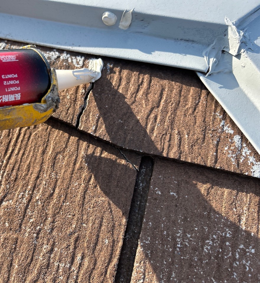 屋根のひび割れの補修作業