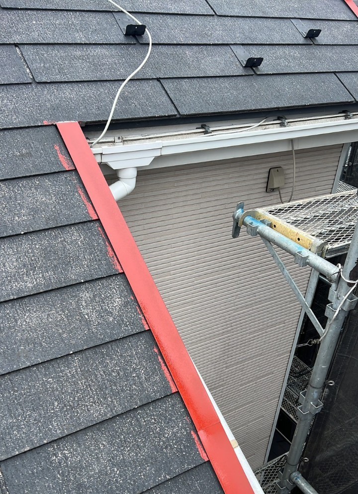 鉄部のサビ止め塗装後のスレート屋根