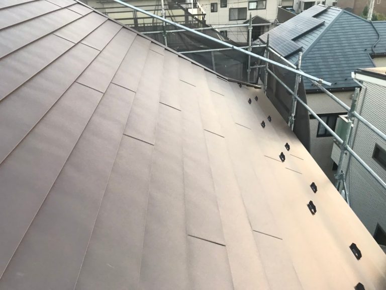 横浜市栄区の　外壁塗装・屋根カバー工事　完了後の屋根