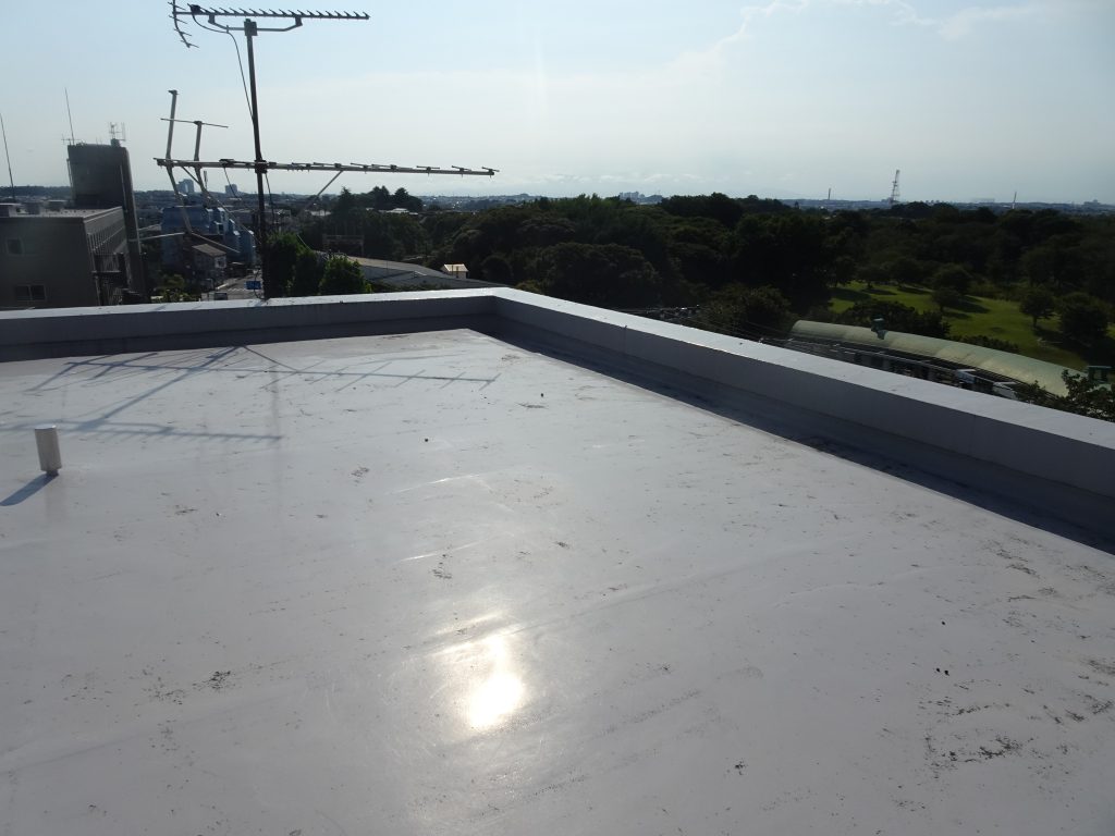 横浜市中区の　外壁塗装・防水工事　前の屋上