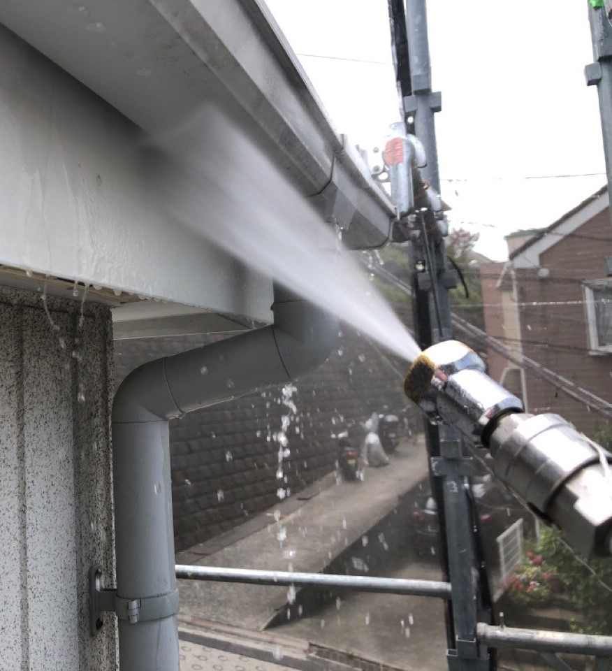 雨樋の高圧洗浄
