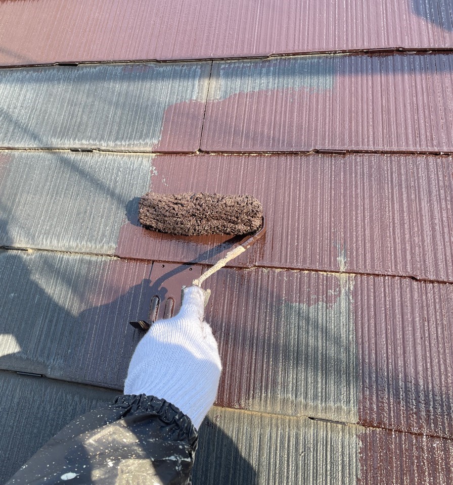 ガイソールーフガードマルチコートによる屋根の中塗り